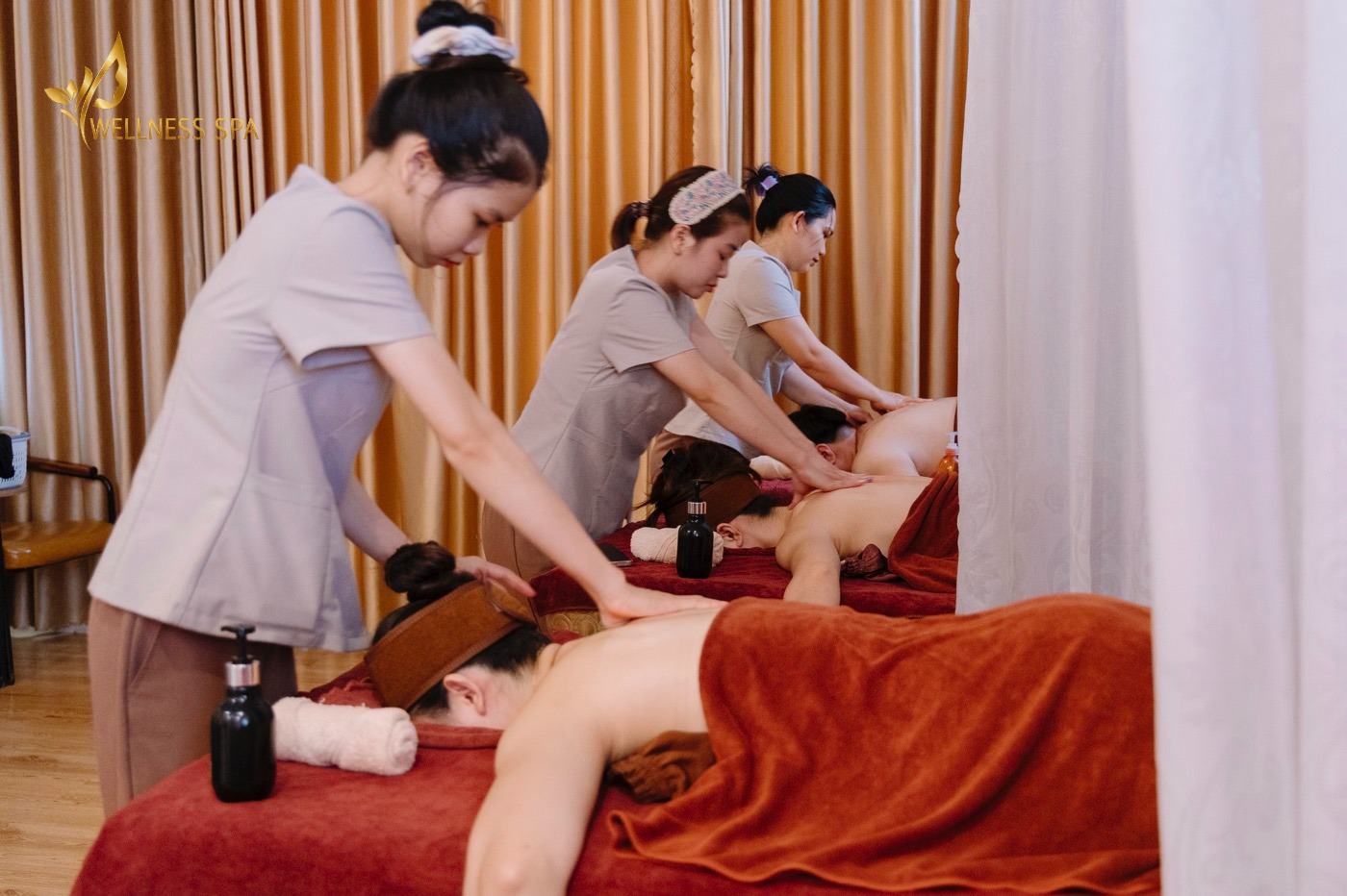Massage thư giãn vùng vai và lưng trên